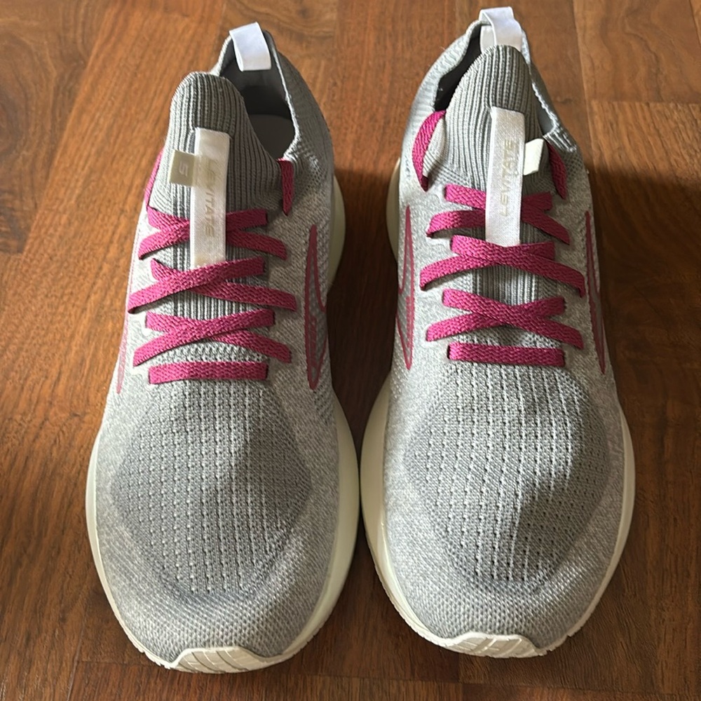 Brooks Levitate Stealthfit 5, women’s 9.5, gray & magenta